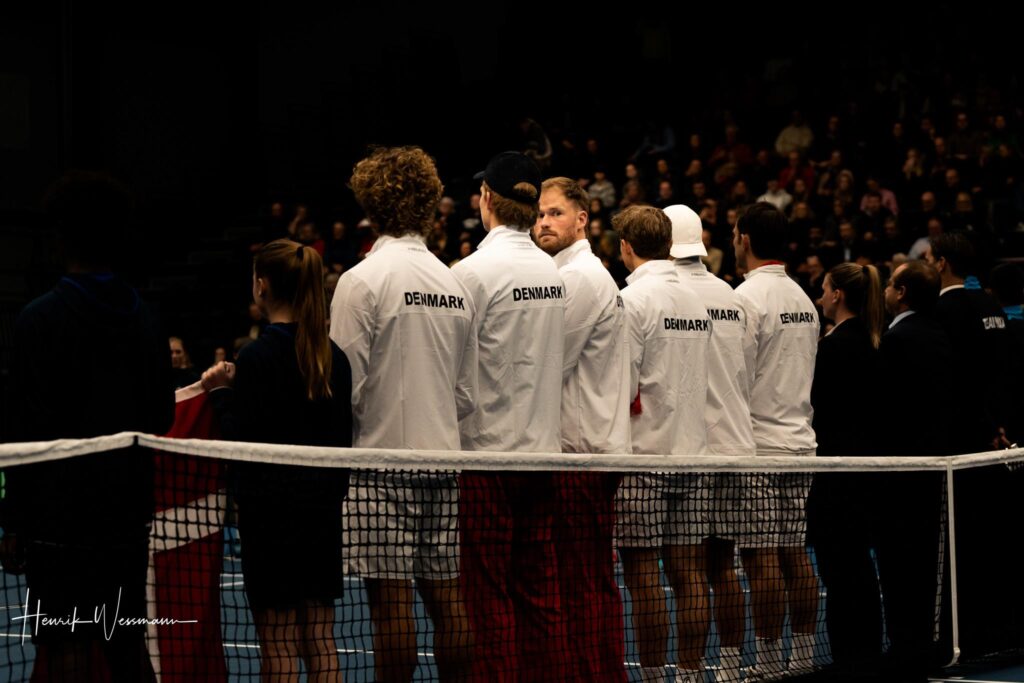 Med 3-2 sejren er spiller Danmark også i September Davis Cup tennis - og forhåbentlig med Holger Rune på holdet.